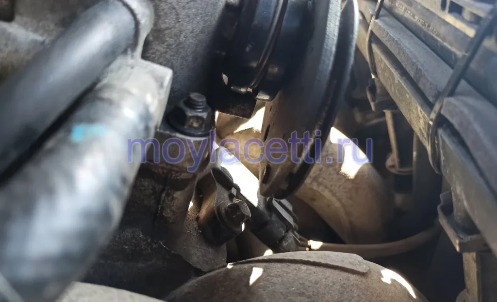 Расположение датчика абсолютного давления на Шевроле Лачетти 1.8 SED