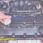 Устанавливаем компрессометр в свечное отверстие